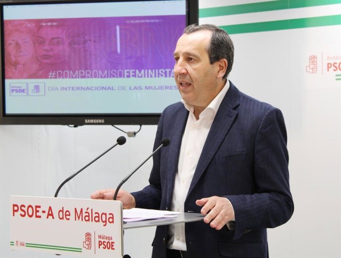 El secretario general del PSOE de Málaga y parlamentario andaluz, José Luis Ruiz Espejo, en rueda de prensa