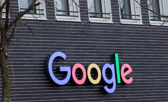 Archivo - Logo de Google en la fachada de un edificio