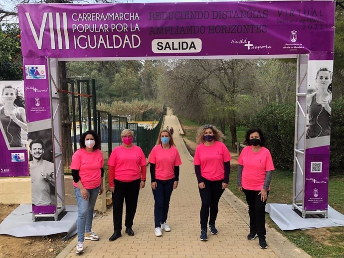 La alcaldesa de Alcalá de Guadaíra, Ana Isabel Jiménez, en el centro, junto a miembros del Equipo de Gobierno en el punto de salida de la VIII carrera Por la igualdad, junto al polideportivo de San Juan.