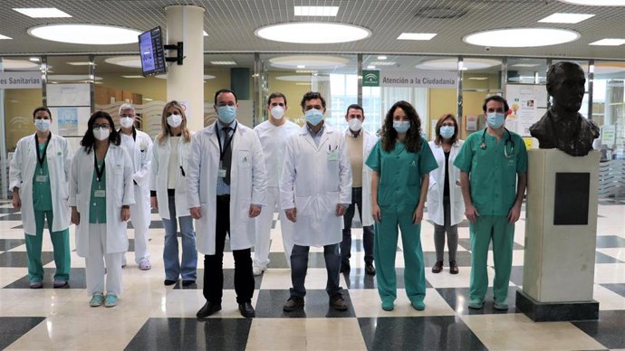 El director gerente del Hospital Universitario Juan Ramón Jiménez junto al grupo promotor.