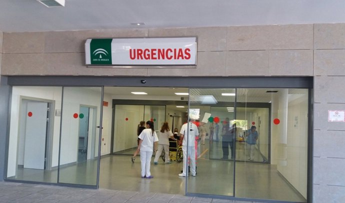 Archivo - Entrada de Urgencias del Hospital de La Línea