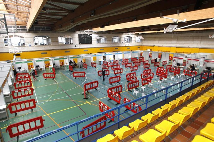 Vallas de separación colocadas en la puesta en marcha de un dispositivo de vacunación en el polideportivo Germans Escales, en Palma.
