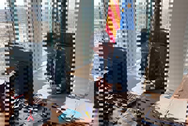 El vicepresidente del Govern en funciones, Pere Aragonès, firma la convocatoria del pleno de constitución del Parlament