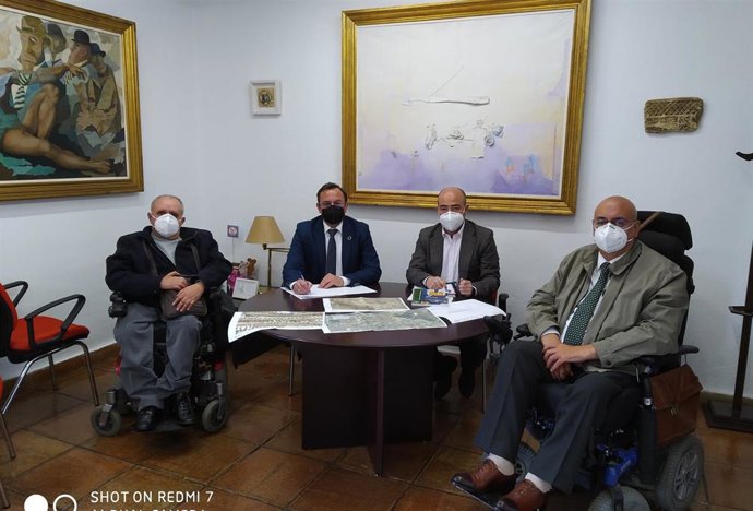 El delegado de Medio Natural y Carreteras de la Diputación de Córdoba, Francisco Palomares (segundo por la izda.), en el encuentro con la asociación Cota Cero.