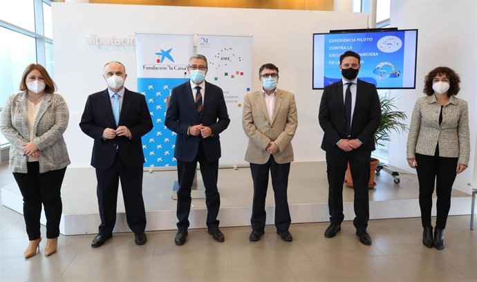 Presentación del proyecto piloto para sacar dinero en las farmacias de pueblos sin cajeros automáticos ni bancos