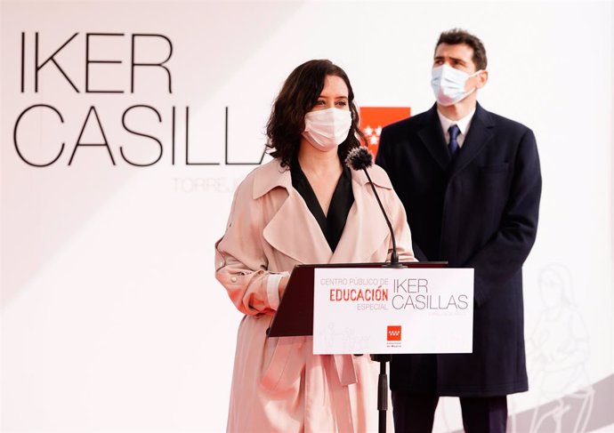 La presidenta de la Comunitat de Madrid, Isabel Díaz Ayuso, visita la parcella on es construir un collegi d'Educació Especial a Torrejón de Ardoz, al costat de l'exfutbolista Iker Casillas.