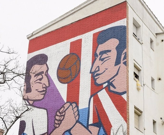 LaLiga y Telepizza inauguran un mural en el cruce de las calles Atlético de Madrid y Real Madrid por el derbi.