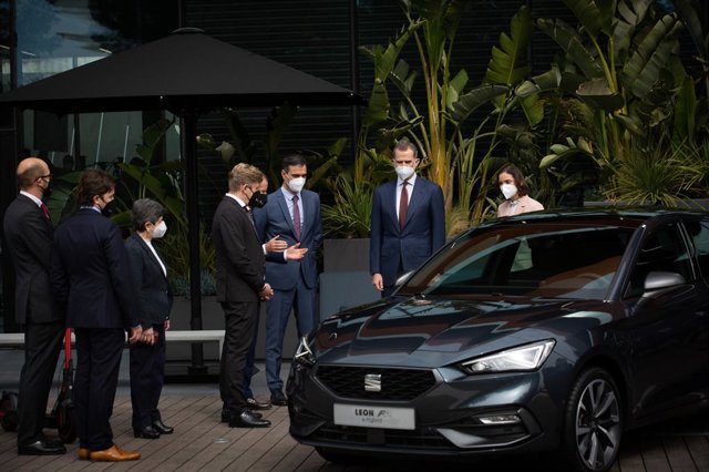 El president del Govern espanyol, Pedro Sánchez, i el rei Felip VI arriben a la planta de Seat a Martorell amb motiu del 70è aniversari de l'empresa. Catalunya (Espanya), 5 de març del 2021.