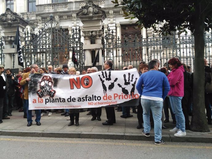 Archivo - MAnifestantes en contra de la planta de asfalto de Priorio.
