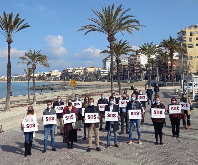 El presidente del PP, Gabriel Company, con el resto de 'populares' en la adhesión a SOS Turismo.