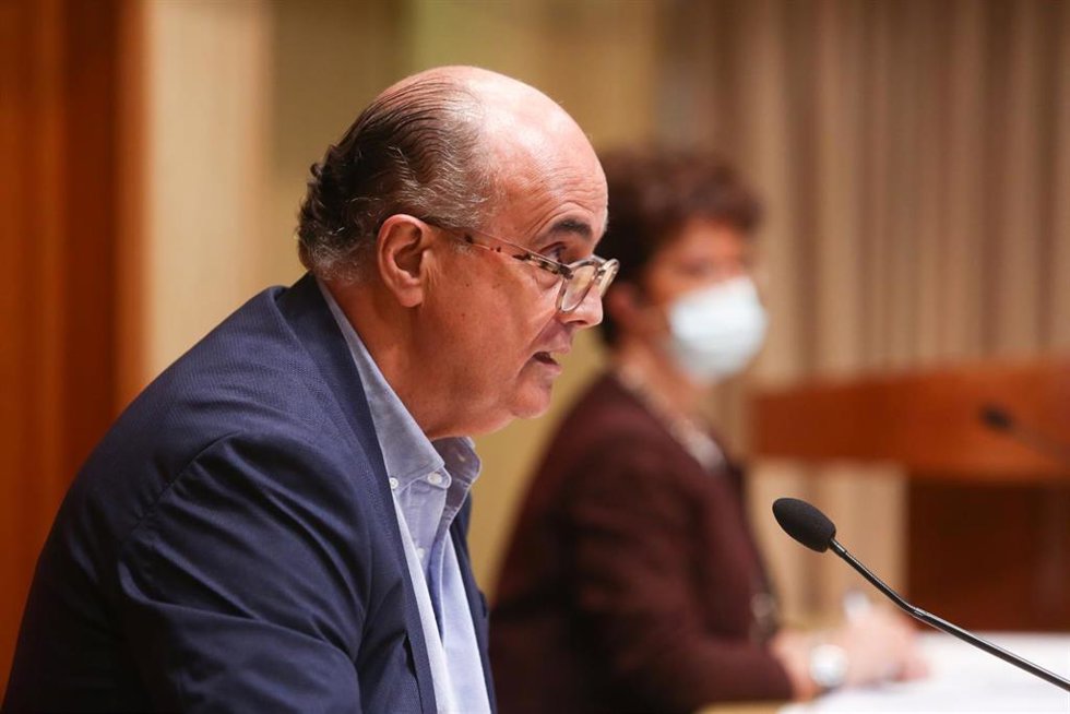El viceconsejero de Salud Pública y Plan COVID-19 de la Comunidad de Madrid, Antonio Zapatero, y la directora general de Salud Pública, Elena Andradas, intervienen en una rueda de prensa convocada ante los medios, en Madrid, (España), a 5 de marzo de 20
