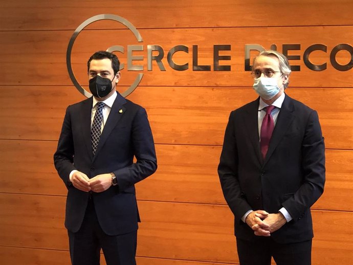 El presidente de la Junta de Andalucía, Juanma Moreno, y el presidente del Cercle d'Economia, Xavier Faus, en Barcelona a 5 de marzo de 2021