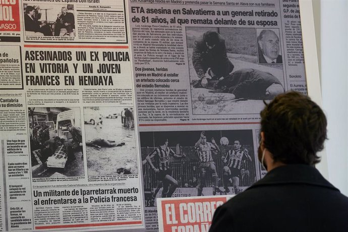 Una persona observa una de las portadas de periódicos que componen la exposición "El terror a portada. 60 años de terrorismo en España a través de la prensa" en el Centro Cultural Montehermoso de Vitoria-Gasteiz, Álava