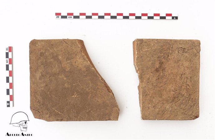 El equipo de arqueólogos halla una caja de madera sin restos óseos y con dos fragmentos de loseta en su interior