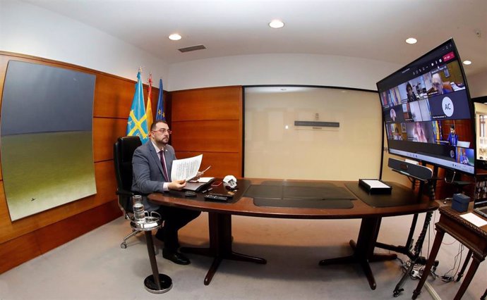 El presidente del Gobierno del Principado de Asturias, Adrián Barbón, participa en la reunión telemática del Consejo de Gobierno, a 5 de marzo de 2021.