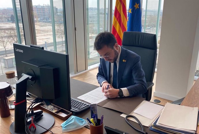 El vicepresidente de la Generalitat en funciones, Pere Aragons, firma el decreto de convocatoria del pleno de constitución del Parlament.