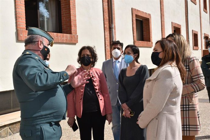 La viceconsejera de Salud (i), en la Academia de la Guardia Civil en Baeza.
