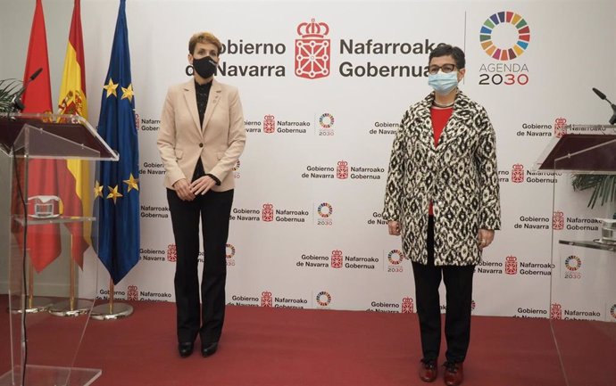 La ministra de Asuntos Exteriores, Unión Europea y Cooperación, Arancha González Laya (i), con la presidenta del Gobierno de Navarra, María Chivite, este viernes en Pamplona.