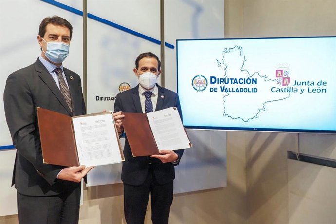 El consejero de la Presidencia, Ángel Ibáñez, (i) y el presidente de la Diputación de Valladolid, Conrado Íscar, (d) tras la firma del convenio.