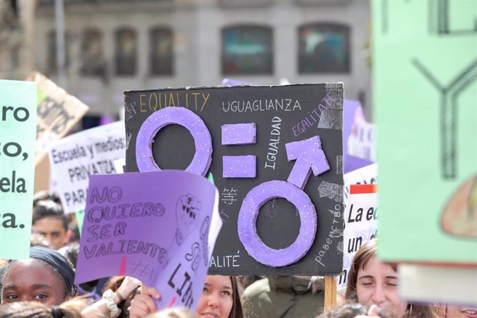 Archivo - Pancartas en una huelga feminista.