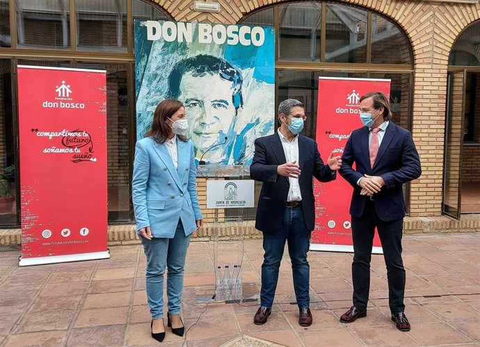 El delegado del Gobierno andaluz en Córdoba, Antonio Repullo (dcha.), junto a la delegada de Fomento, Cristina Casanueva, y el director de dicha fundación, Antonio Herrera.