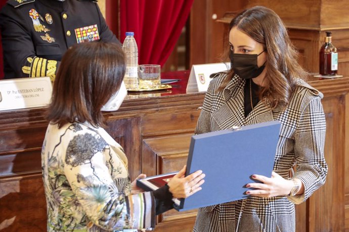 La ministra de Defensa, Margarita Robles, entrega una plaza a la duquesa de Suárez, Alejandra Romero, nieta del expresidente del Gobierno Adolfo Suárez