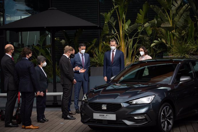 El presidente del Gobierno, Pedro Sánchez (6i), y el Rey Felipe VI (2d) a su llegada a las instalaciones que el fabricante automovilístico SEAT tiene en Martorell con motivo de haberse cumplido 70 años de su creación, en Martorell, Barcelona, Catalunya 