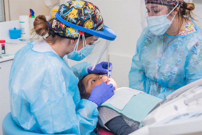 Barcelona abre un nuevo dentista gratuito para niños y adultos en situación vulnerable.