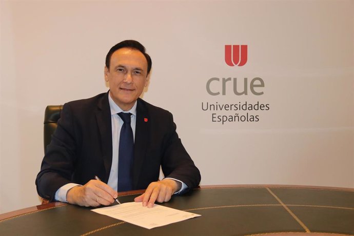 El presidente de CRUE Universidades Españolas y rector de la Universidad de Córdoba, José Carlos Gómez Villamandos, firma un convenio con CEAJE