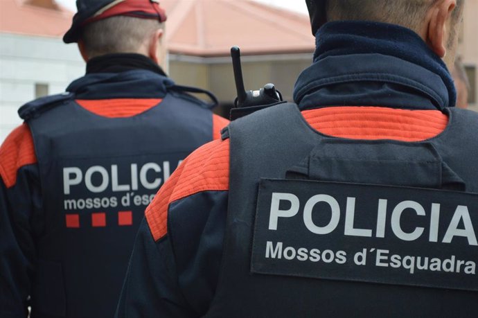 Archivo - Dos agents dels Mossos d'Esquadra (ARCHIVO)