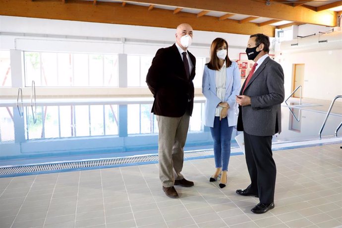 El presidente de la Diputación, Antonio Ruiz (izda.), visita las instalaciones de la piscina del Parque Figueroa.