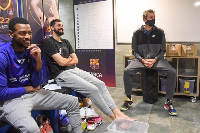 El jugador del Barça Pau Gasol ya conoce a sus nuevos compañeros, como Cory Higgins o Nikola Mirotic, en el vestuario del Palau Blaugrana