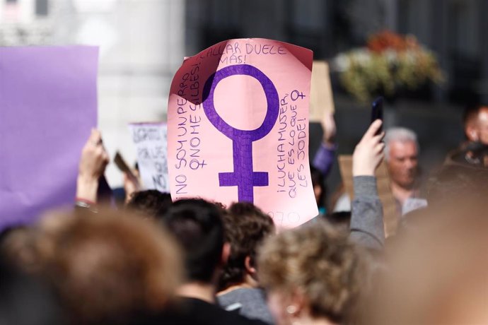 Archivo - Una pancarta en una concentración feminista.