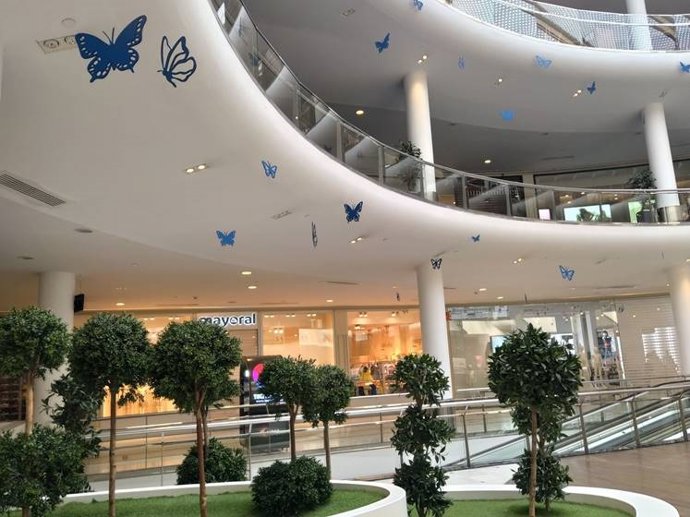 Vallsur se tiñe de azul para conmemorar el Día Internacional del Linfedema.