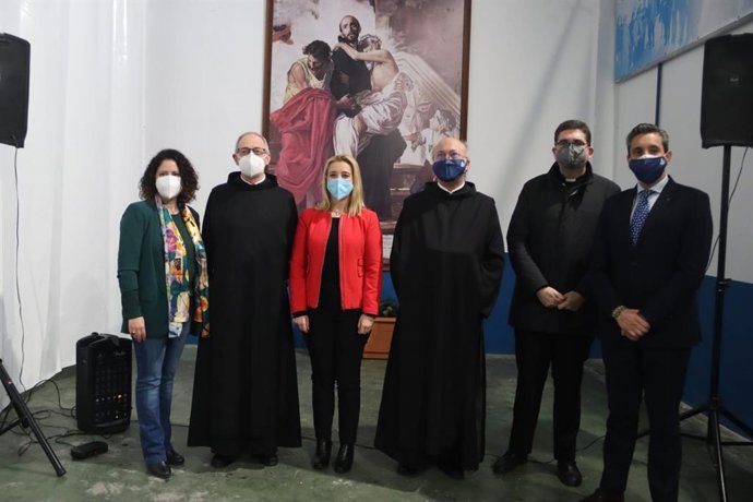 La alcaldesa de Alcalá de Guadaíra (Sevilla), Ana Isabel Jiménez, acompañada de los responsables de la Orden de San Juan de Dios.