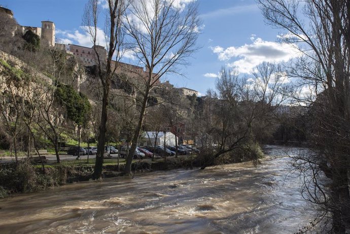 El río Júcar a su paso por Cuenca, Castilla-La Mancha, (España), a 10 de febrero de 2021. Las precipitaciones de los últimos días, junto al agua acumulada en el pantano de La Toba como consecuencia del deshielo provocado por 'Filomena', ha hecho que el 