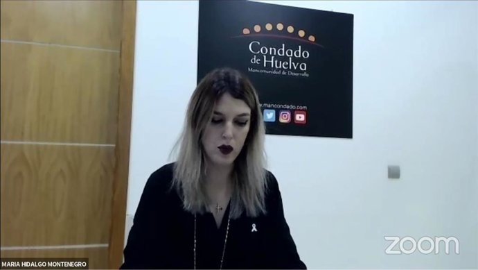 Una joven hace lectura de la declaración institucional por el Día de la Mujer. 