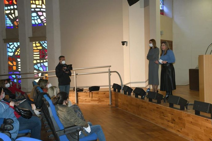 Irene García con Ana Carrera dando la bienvenida en un curso del Programa Andalucía Orienta
