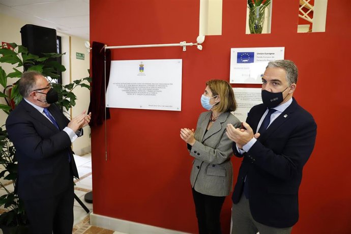 El consejero de la Presidencia, Elías Bendodo (1d), y la titular de Empleo, Rocío Blanco (2d), y el alcalde de Alhaurín de la Torre (Málaga), en la inauguración del vivero de empresas municipal tras su ampliación.