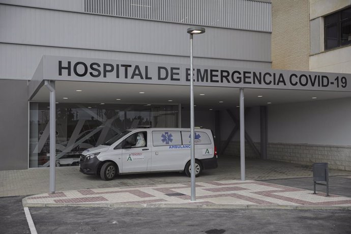 Archivo - Personal sanitario con traje EPI durante el ingreso de un paciente covid-19 al nuevo Hospital de Emergencia Covid-19. En Sevilla (Andalucía, España), a 01 de febrero de 2021.
