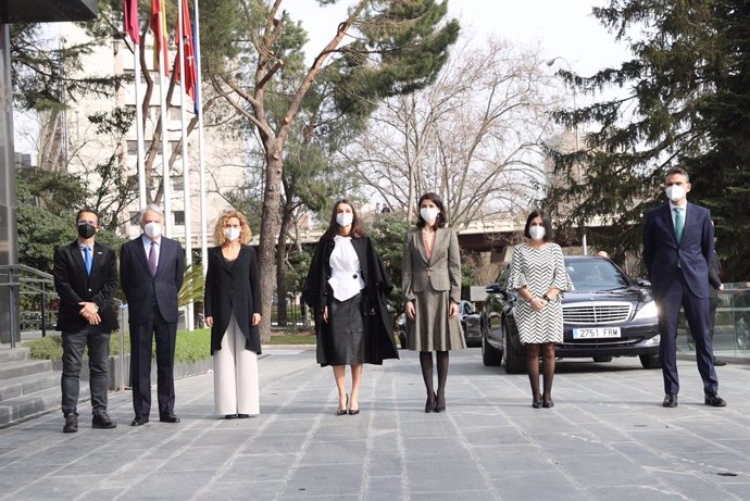 La Presidenta del Congreso, Meritxell Batet (3i), la Reina Letizia (c) y la Ministra de Sanidad, Carolina Darias (3d), posan a su llegada al acto oficial por el Día Mundial de las Enfermedades Raras, en Madrid (España), a 05 de marzo de 2021.
