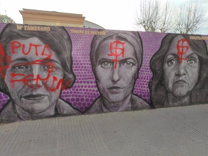 Pintadas en el mural de la igualdad situado junto al Instituto Ausis March en Gandia (Valencia).