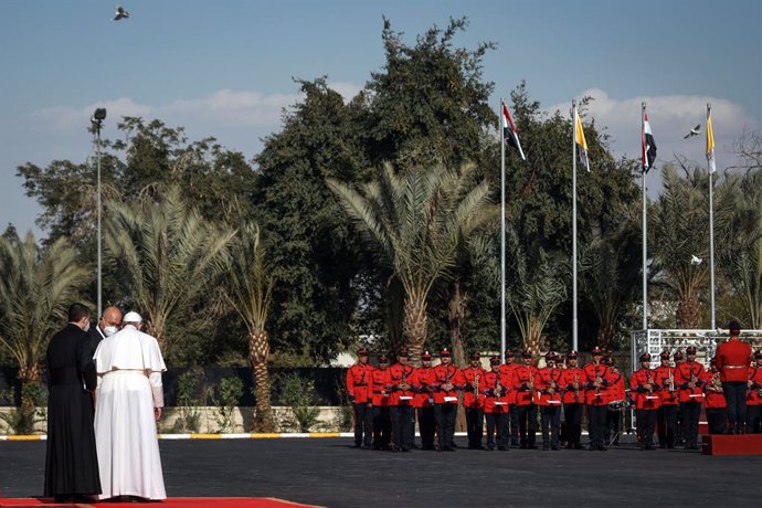 05 March 2021, Iraq, Baghdad: Iraqi President Barham Saleh welcomes Pope Francis with an honour guard at Baghdad's Presidential Palace. Pope Francis arrived in Iraq on Friday for the first ever papal visit to the Middle Eastern country, a place where th