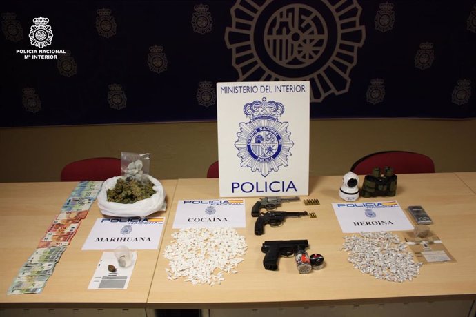 Efectos intervenidos por la Policía Nacional en un narcopiso en Ourense.