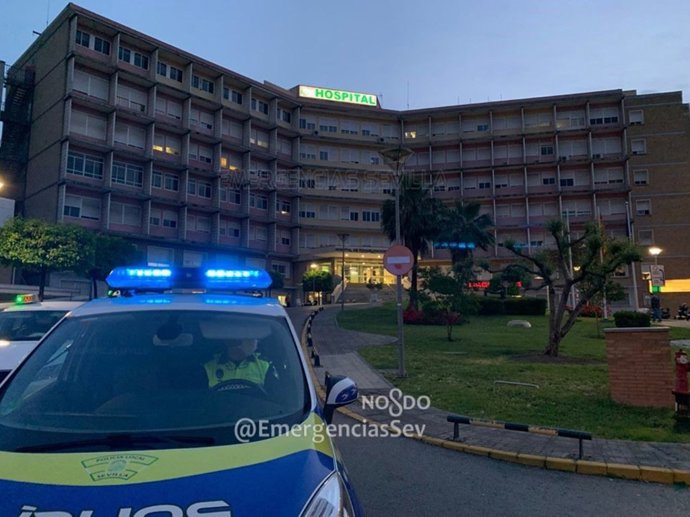 Archivo - Imagen de archivo de un vehículo de la Policía Local junto al Hospital Virgen del Rocío de Sevilla.