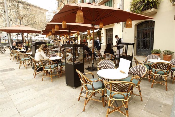 La terraza de una cafetería en Palma, Mallorca, Islas Baleares (España), a 2 de marzo de 2021.