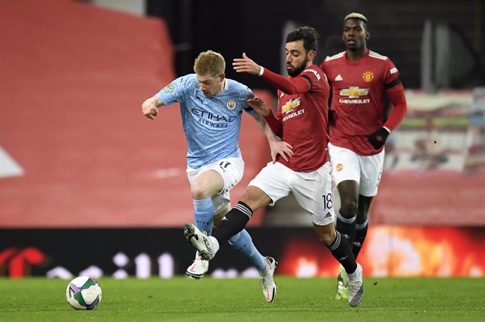 Archivo - 06 January 2021, England, Manchester: Manchester City's Kevin De Bruyne (l) and Manchester United's Bruno Fernandes battle for the ball during the English Carabao Cup Semi-Final soccer match between Manchester United and Manchester City at the