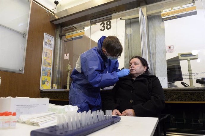 03 March 2021, Czech Republic, Prague: A health worker takes a swab from an employee of the Czech Post at its headquarters in Jindriska Street. A total of 8,162 people in the Czech Republic are being treated as inpatients, the highest figure since the s
