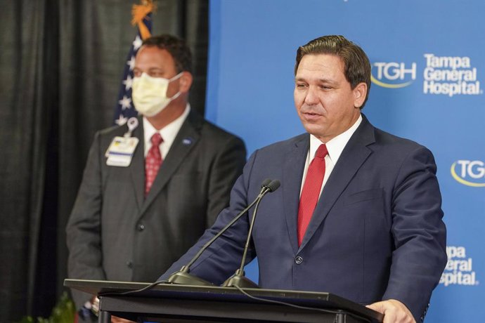 Archivo - 14 December 2020, US, Tampa: Governor of Florida Ron DeSantis speaks during a press conference at Tampa General Hospital just after its first shipment of the Pfizer/BioNTech vaccines were received. Photo: Martha Asencio Rhine/Tampa Bay Times v