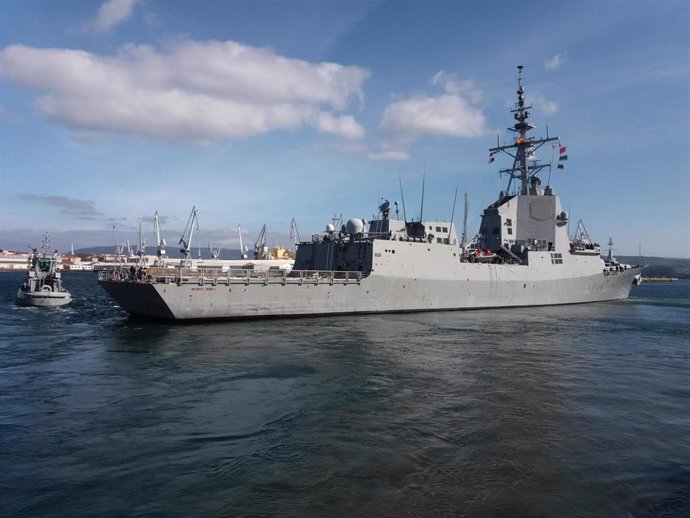 La fragata 'Méndez Núñez' zarpa del Arsenal Militar de Ferrol.